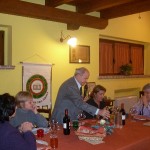 Gruppo di amici a cena in Agriturismo Fattoria Antica Forconia a L'Aquila