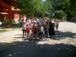 Bambini di una scuola in visita alla fattoria didattica Antica Forconia
