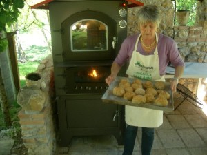 La Cuoca Mara Sforna il pane Fresco in Fattoria Antica Forconia