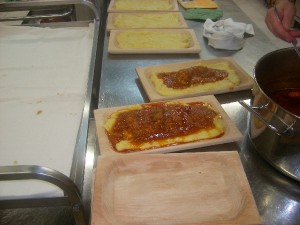 Preparazione in cucina della polenta in Agriturismo a L'Aquila