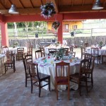 Tavoli pronti per un matrimonio in agriturismo vicino L'Aquila